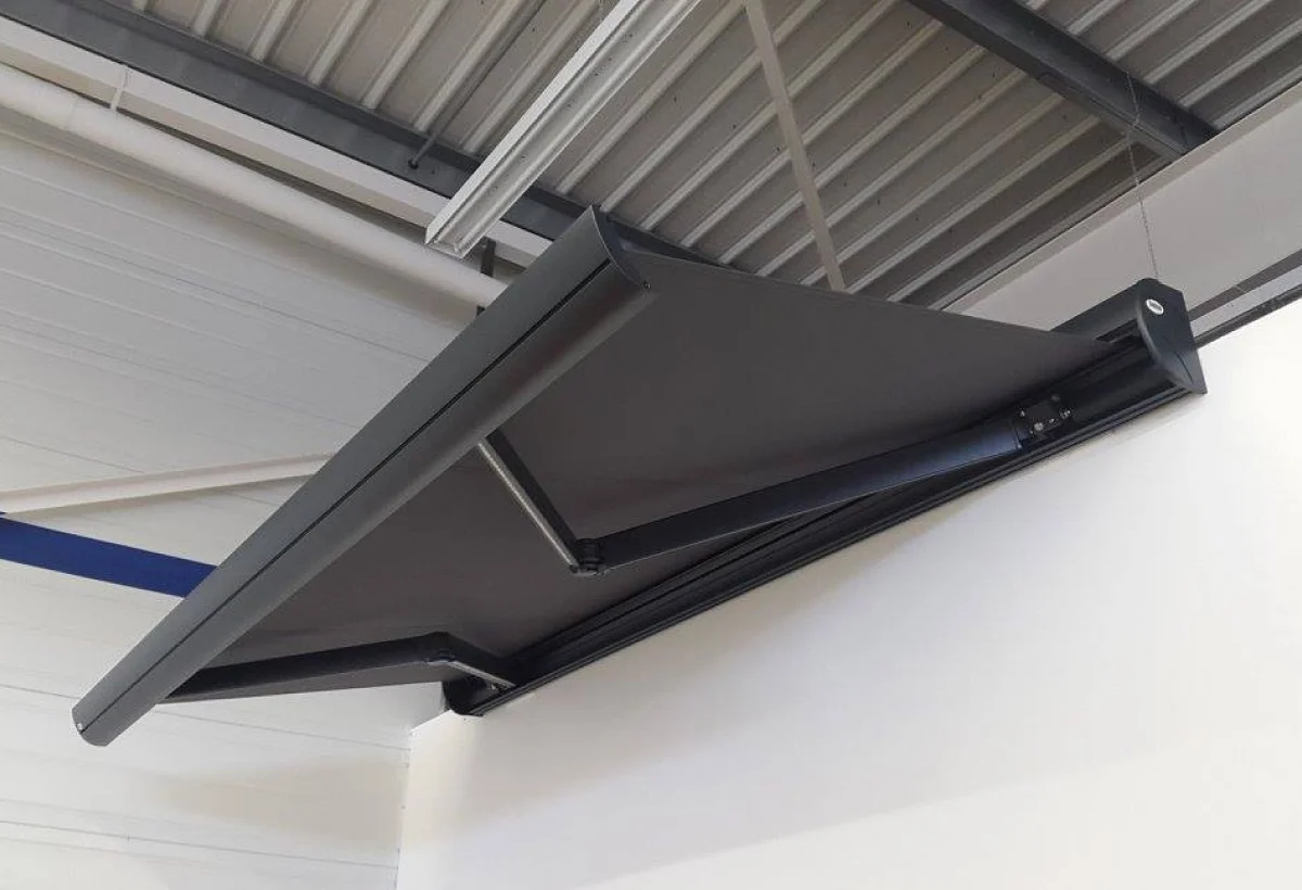 Spmg Menuiserie Generale A Montrevault Sur Evre Store Banne 3